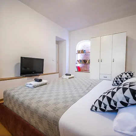 Spacious And Bright 2bdr In The Old Town Sarajewo