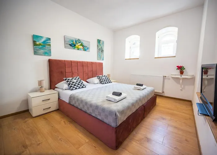Spacious And Bright 2bdr In The Old Town