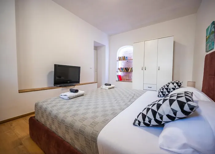 Spacious And Bright 2bdr In The Old Town 塞拉耶佛